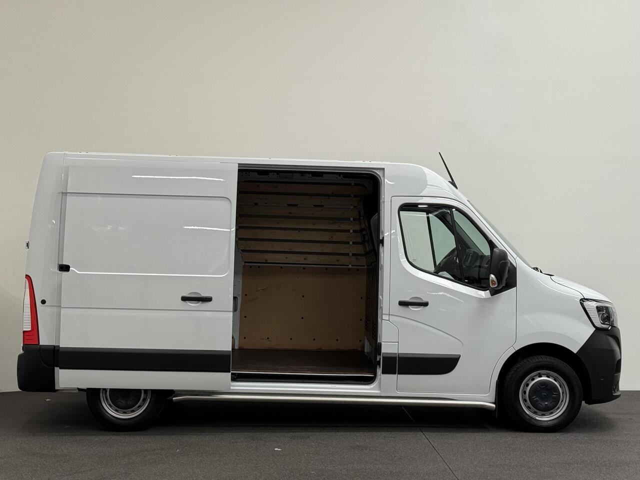 Renault MASTER T33 2.3 dCi 135PK L2H2 BPM VRIJ! Airco Cruise control Parkeersensoren Navigatie Trekhaak