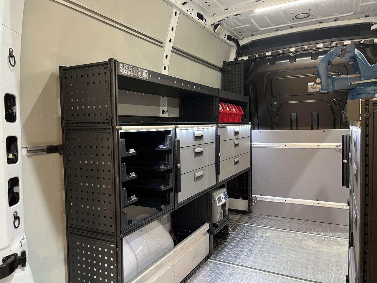 Renault MASTER 2.3 dCi L1H2 130 PK Servicebus / Modul-System Inrichting / Euro 6 / Airco / Cruise Control / Camera / Navigatie / Trekhaak / 73.900 KM !!