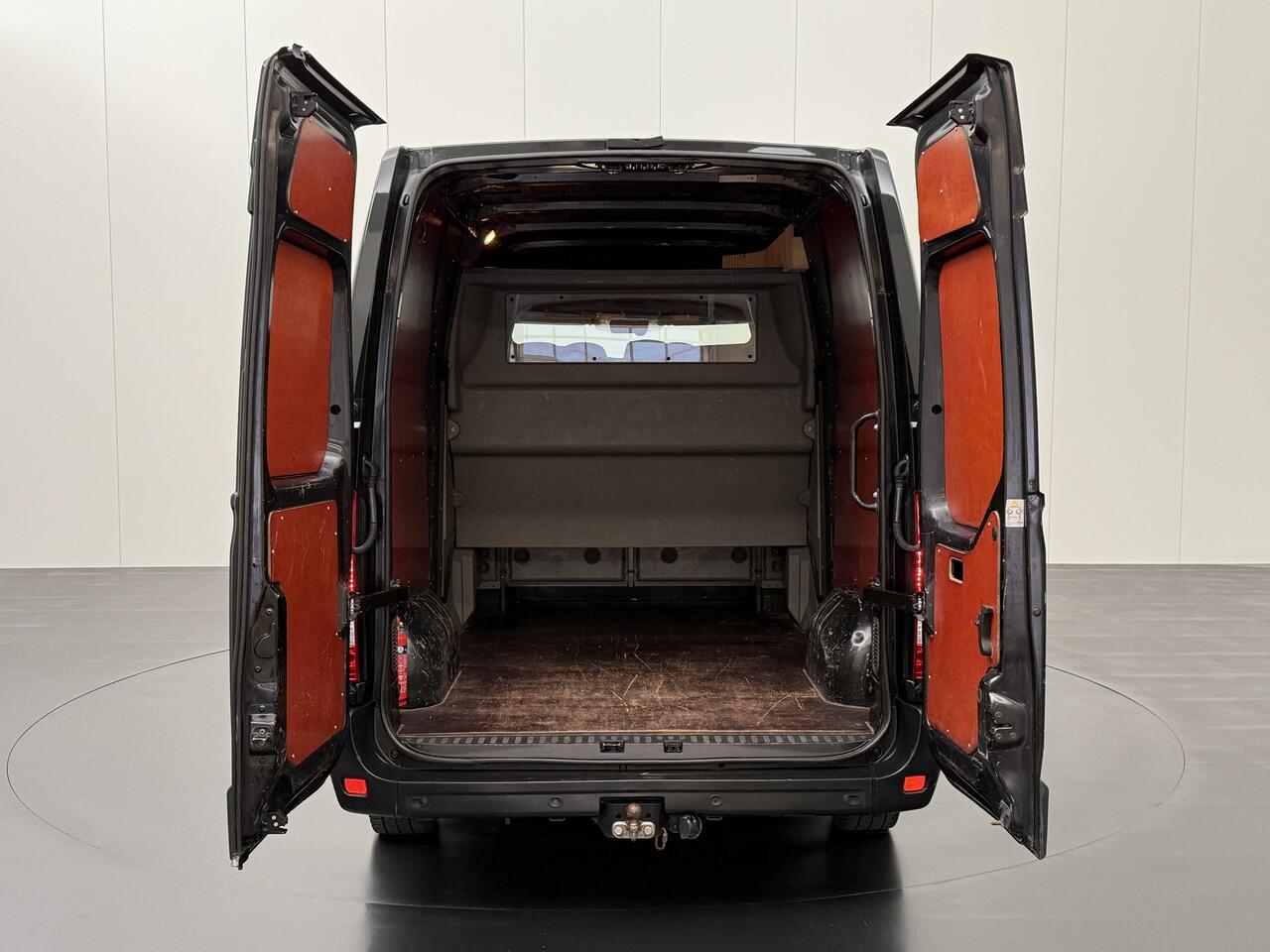 Renault MASTER 2.3DCi 135PK L2H2 Dubbele Cabine | 7-Persoons | Leder | Navigatie | Camera | Airco | Cruise | Trekhaak