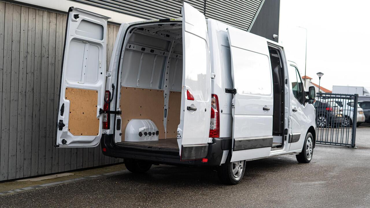 Renault MASTER T35 2.3 dCi 135 L2H2 Comfort | Camera | Vloerplaat | Navigatie | Parkeersensoren