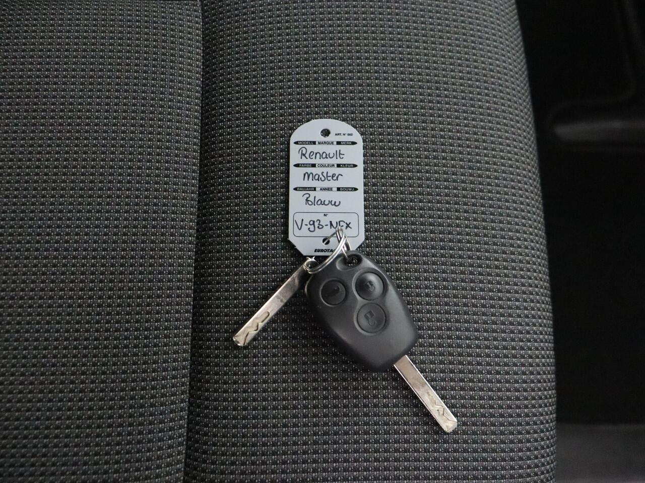 Renault MASTER 2.3DCI 135PK L3H2 | Maxi | Kastinrichting | Imperiaal | Navigatie | Camera | 3-Persoons | Cruise | Airco