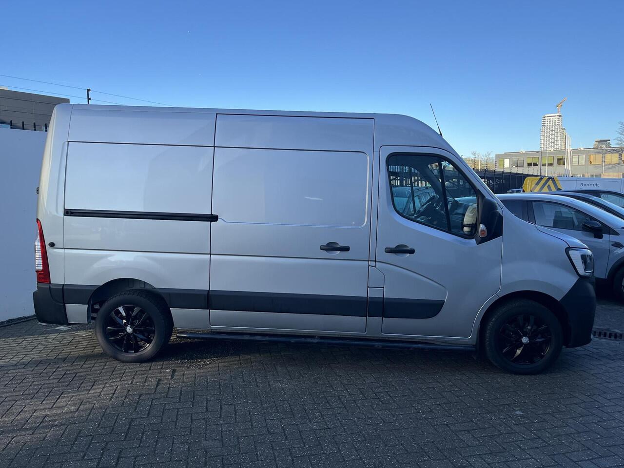 Renault MASTER T35 2.3 dCi 150 L2H2 Energy Work Edition / AIRCO / SIDEBARS / PARKEERSESNOREN / NAVIGATIE / TREKHAAK / BETIMMERING