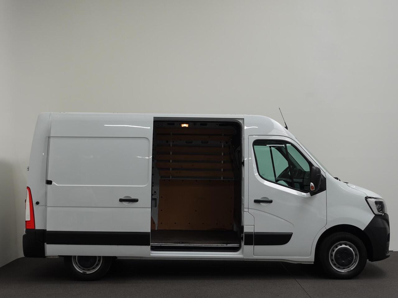 Renault MASTER T35 2.3 dCi 135PK L2H2 Airco Cruise Control Camera Nav PDC V+A Trekhaak 270° Deuren