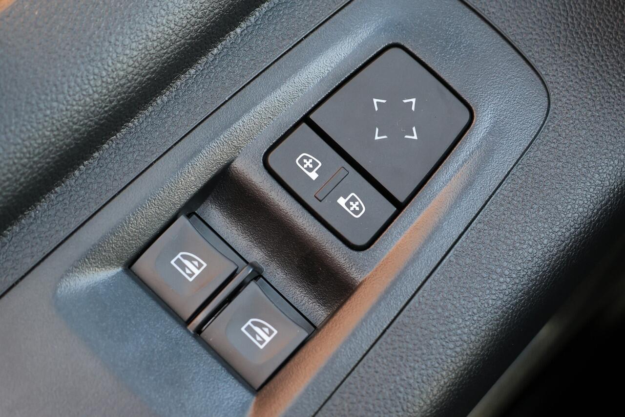 Renault MASTER T35 2.0 dCi 170 L2H2 DC | Dubbel Cabine | 6-Zitter | Navigatie | Camera | CarPlay | LED Koplampen | DAB | PDC V+A | Cruise control