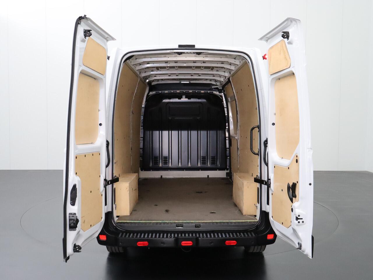 Renault MASTER 2.3DCi 150PK L3H2 Special Edition | Navigatie | Camera | 3-Persoons | Betimmering