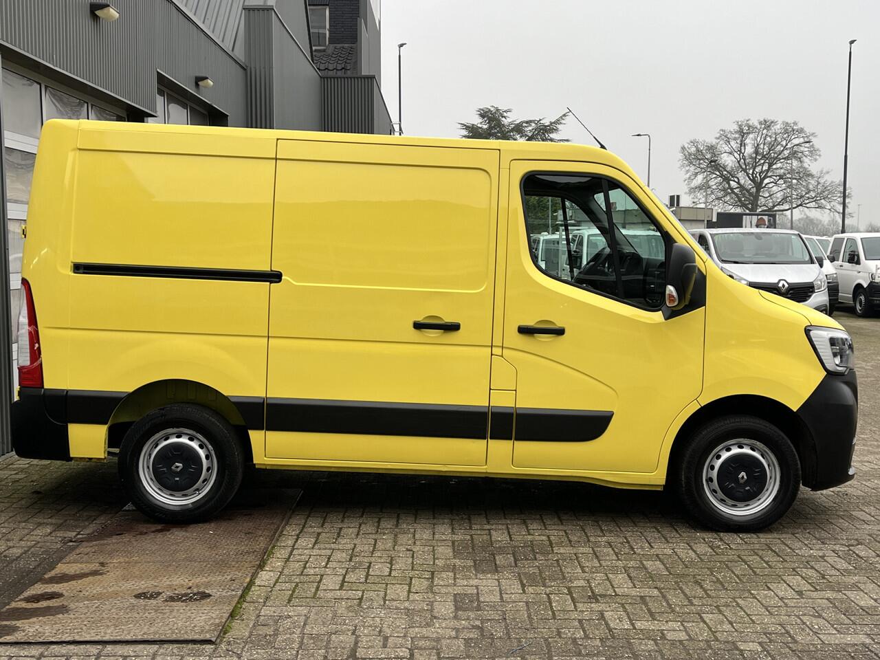 Renault MASTER T28 2.3 dCi 135 L1H1 Airco Cruise controle Trekhaak 2500kg trekgewicht Achteruitrijcamera Schuifdeur 3-Persoons Euro 6 Navigatiesysteem Telefoonverbinding 1e eigenaar