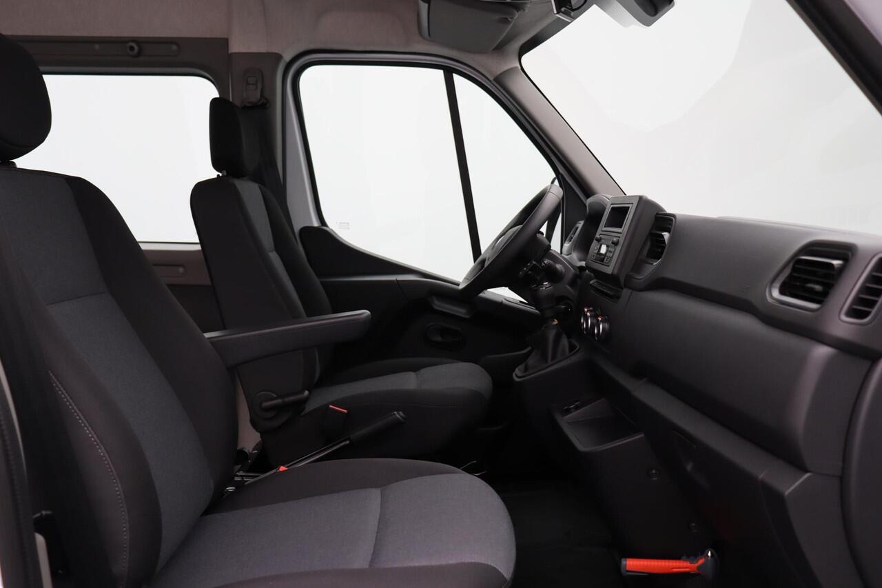 Renault MASTER T35 2.3 dCi 135 L3H2 DC Comfort | 6 persoons | Trekhaak | laadruimte betimmering | Achteruitrijcamera | Airco | Direct rijden |