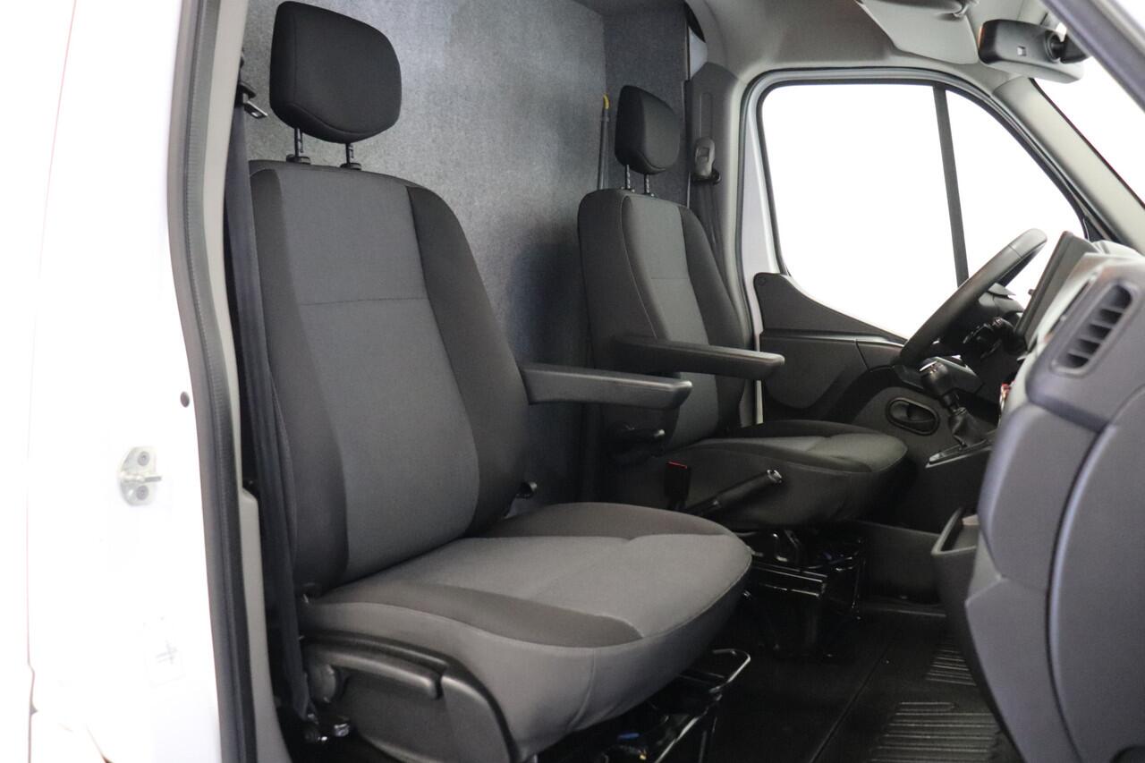 Renault MASTER 2.3 dCi 135PK L2H2 EURO 6 - Airco - Cruise - Camera - ¤ 15.900,- Excl.