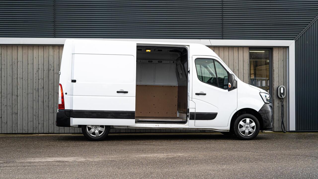 Renault MASTER T35 2.3 dCi 135 L2H2 Comfort | Camera | Vloerplaat | Navigatie | Parkeersensoren
