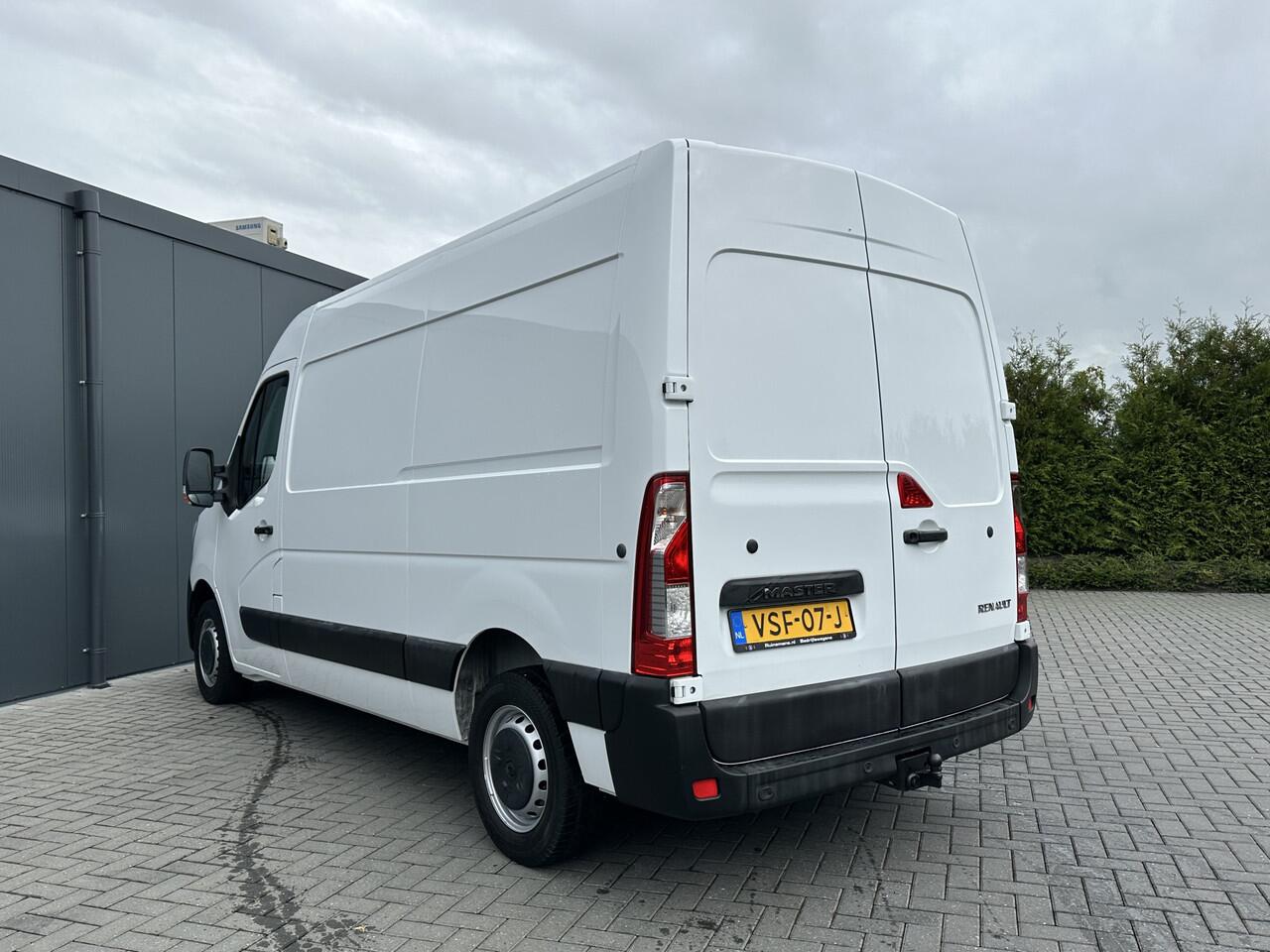Renault MASTER T35 2.3 dCi 135 PK / L2H2 / 1e EIG. / 40.759 KM / TREKHAAK / AIRCO / NAVIGATIE / LED DAGRIJVERL.