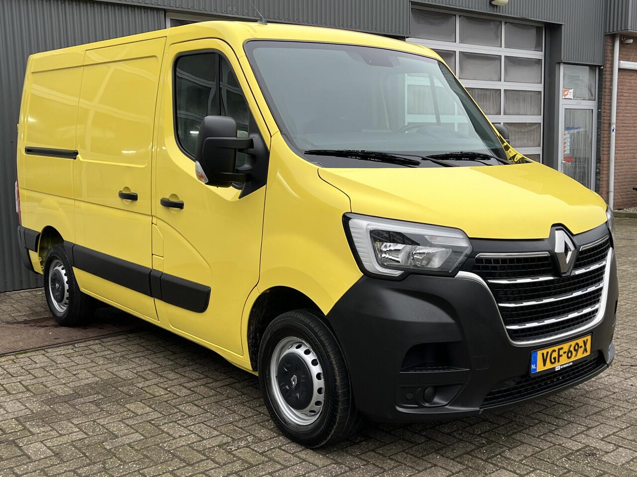 Renault MASTER T28 2.3 dCi 135 L1H1 Airco Cruise controle Trekhaak 2500kg trekgewicht Achteruitrijcamera Schuifdeur 3-Persoons Euro 6 Navigatiesysteem Telefoonverbinding 1e eigenaar