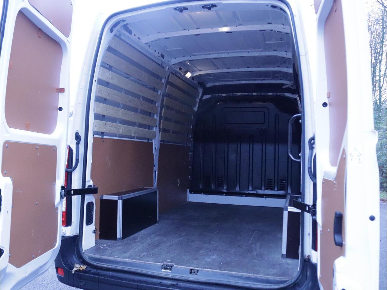 Renault MASTER 2.3 dCi 135 T35 L2H2 Work Edition | Betimmering | All-Season banden | Trekhaak
