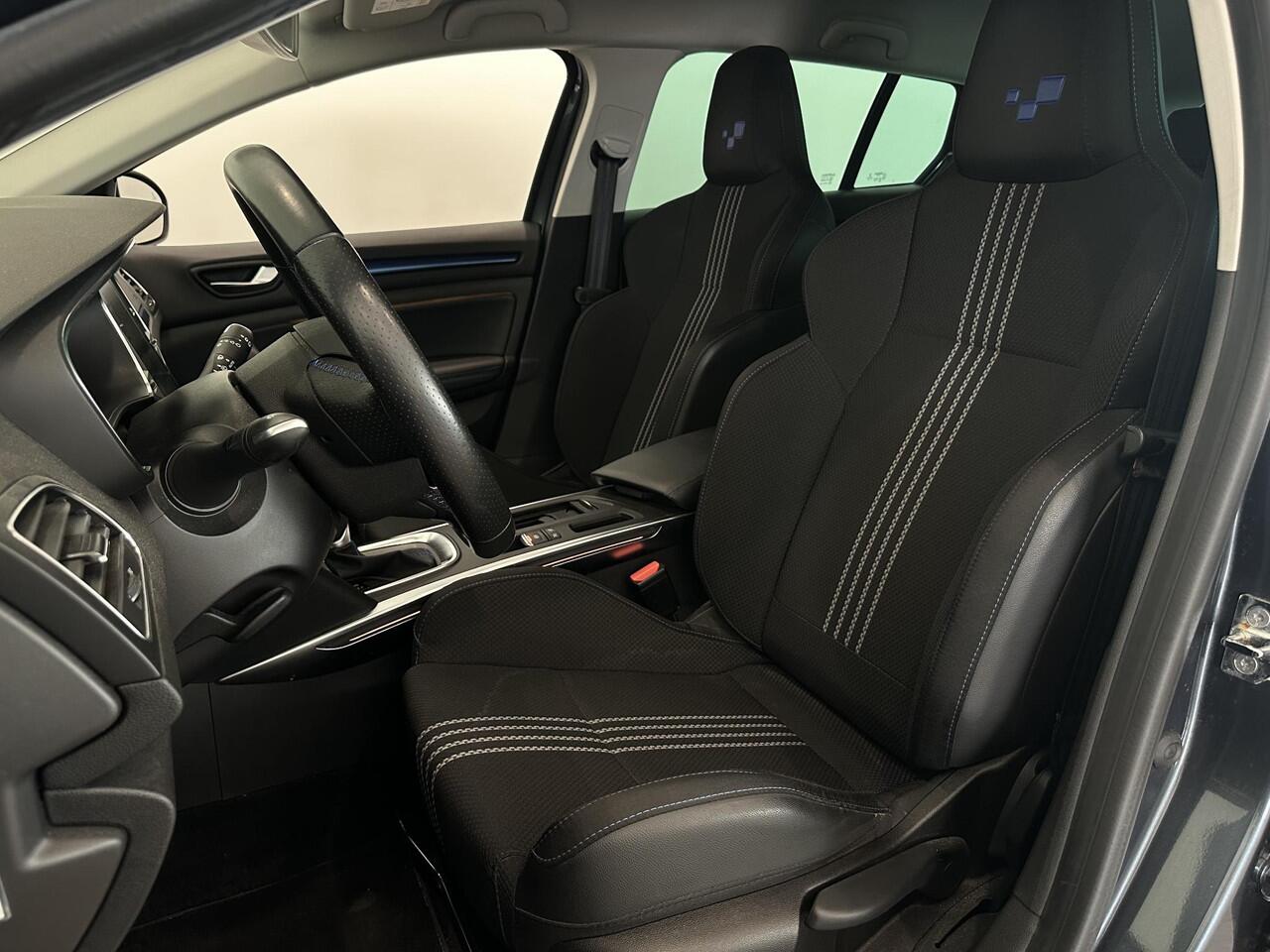 Renault MEGANE Estate 1.3 TCe 160 EDC GT-Line | Parkeersensoren voor, zij, achter en achteruitrijcamera | Apple Carplay/Android Auto