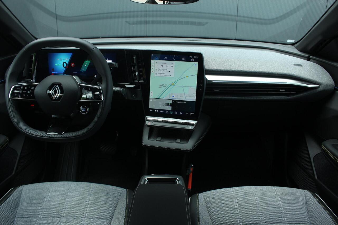 Renault MEGANE E-Tech Comfort Range Techno 60 kWh 220Pk | Google Navigatie | Draadloze Carplay | Parkeersensoren & Camera | Voorstoelen & Stuur verwarming | All Season Banden | Full LED Verlichting |