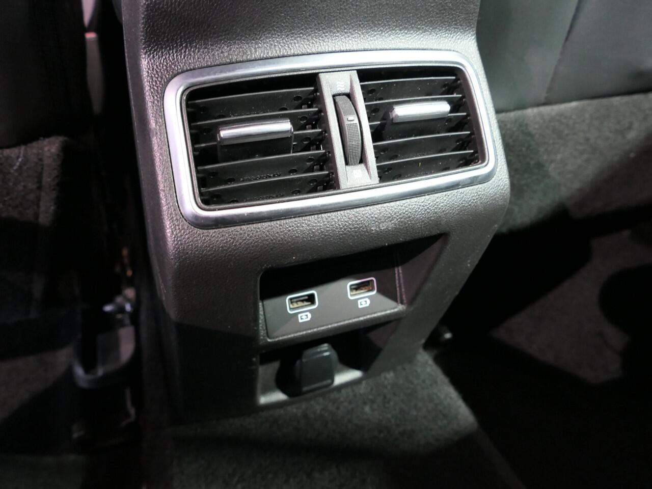 Renault MEGANE Estate 1.3 TCe Intens Dode hoek - Trekhaak - Headup display - Parkeerassistent