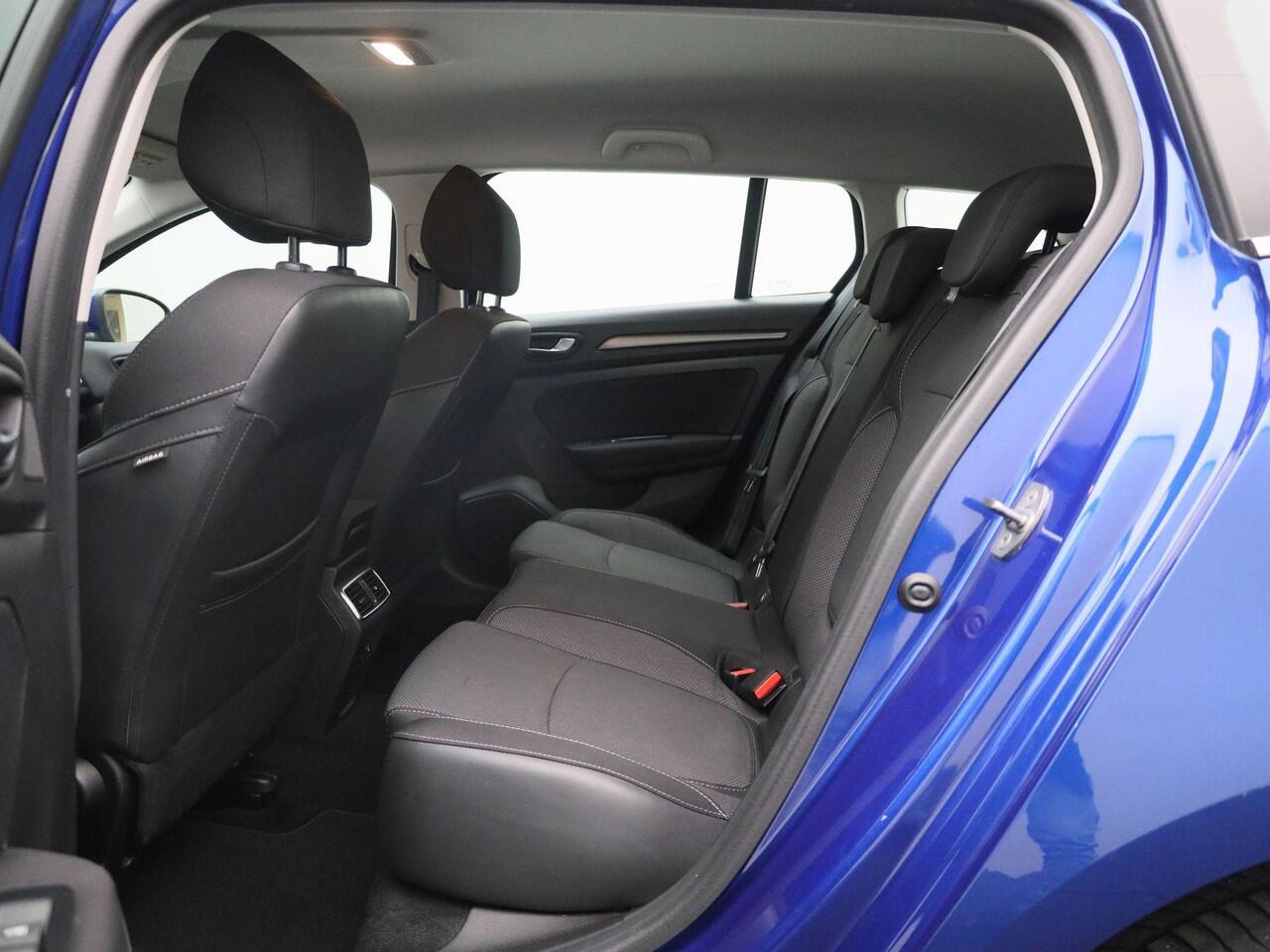 Renault MEGANE Estate TCe 140 Equilibre | Easy Link multimediasysteem met Apple CarPlay & Android Auto | Climate Control | Pack Style = lichtmetalen velgen + dakrails | Metaalkleur |