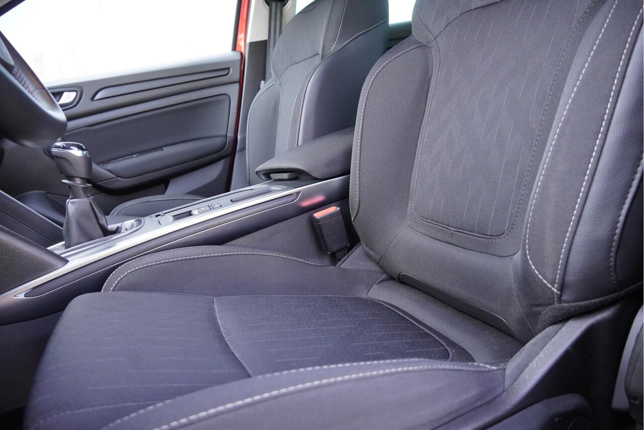 Renault MEGANE Estate 1.5 Blue dCi Limited BJ2019 Lmv 16" | Led | Pdc | Navi | Keyless entry | Trekhaak | Climate control | Cruise control | Extra getint glas