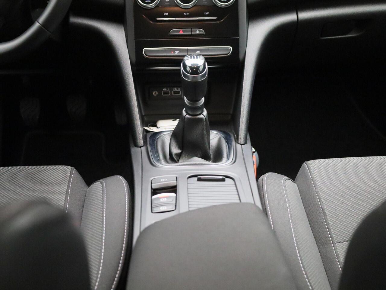 Renault MEGANE Estate 1.3 TCe 140 PK Equilibre Navigatie | Climate Control | Cruise Control | Parkeersensoren Voor en Achter | Apple Carplay & Android Auto