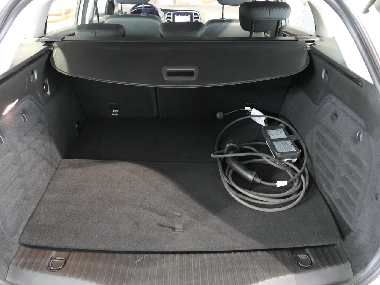 Renault MEGANE Estate 1.6 E-Tech Plug-In Hybrid 160 Zen - Navi, sensor v+a, cruise