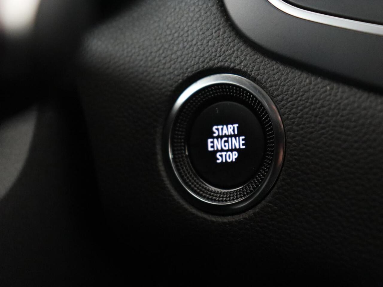 Renault MEGANE 1.3 TCe140 Equilibre | Navigatie | Carplay | Keyless | Full LED | Digital Cockpit | Climate control | Parkeerhulp | Cruise control