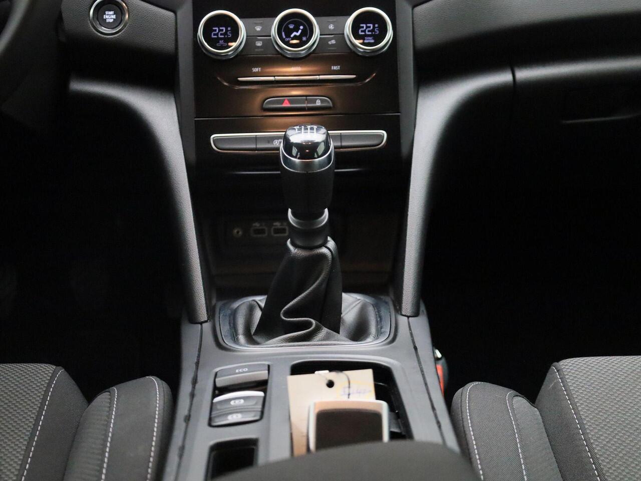 Renault MEGANE Estate TCe 140 Equilibre | Easy Link multimediasysteem met Apple CarPlay & Android Auto | Climate Control | Pack Style = lichtmetalen velgen + dakrails | Metaalkleur |