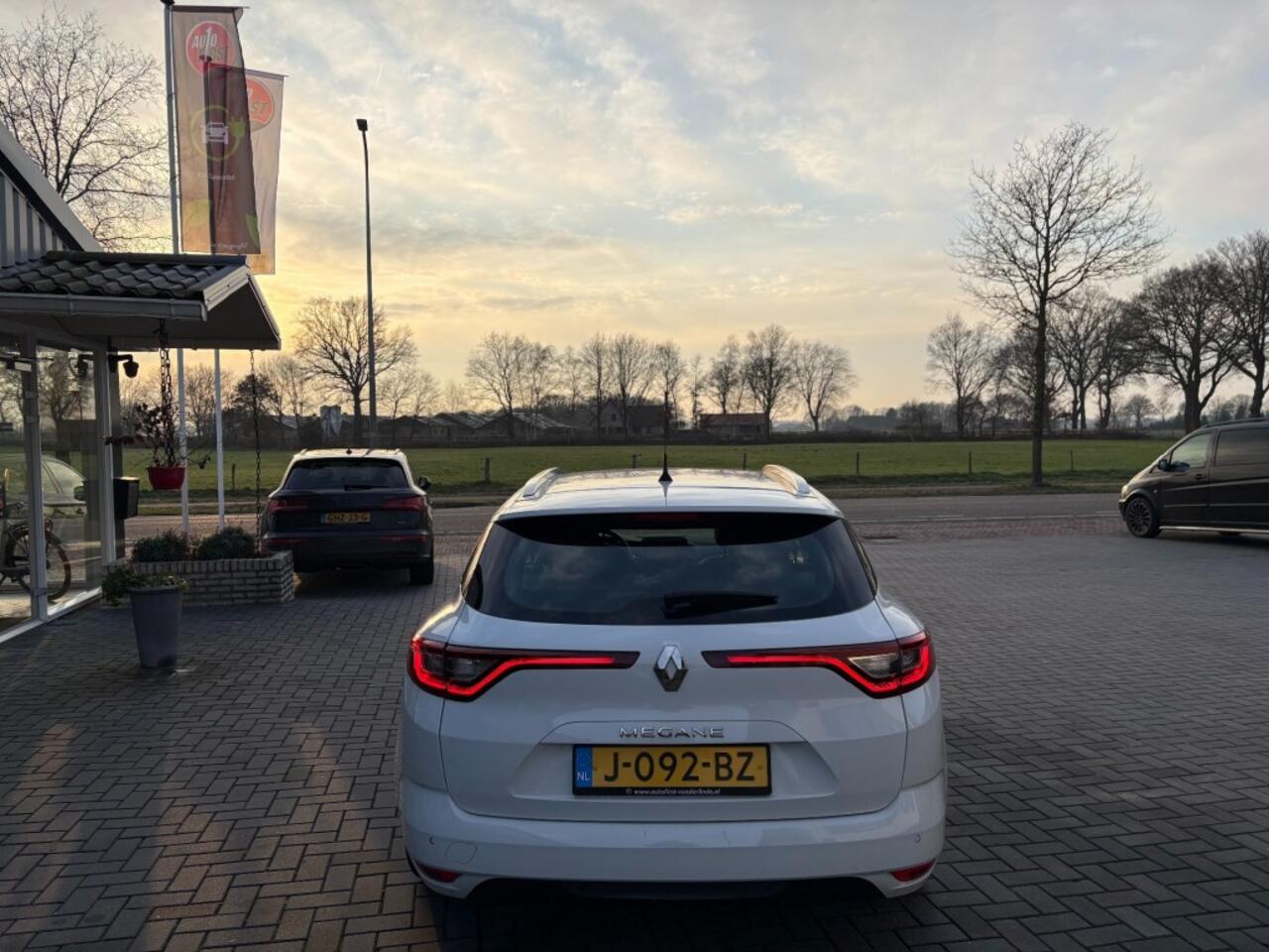 Renault MEGANE 1.3 TCE ZEN, Cruise control, Navigatie,Airco, All-in prijs inclusief apk en afleverbeurt!