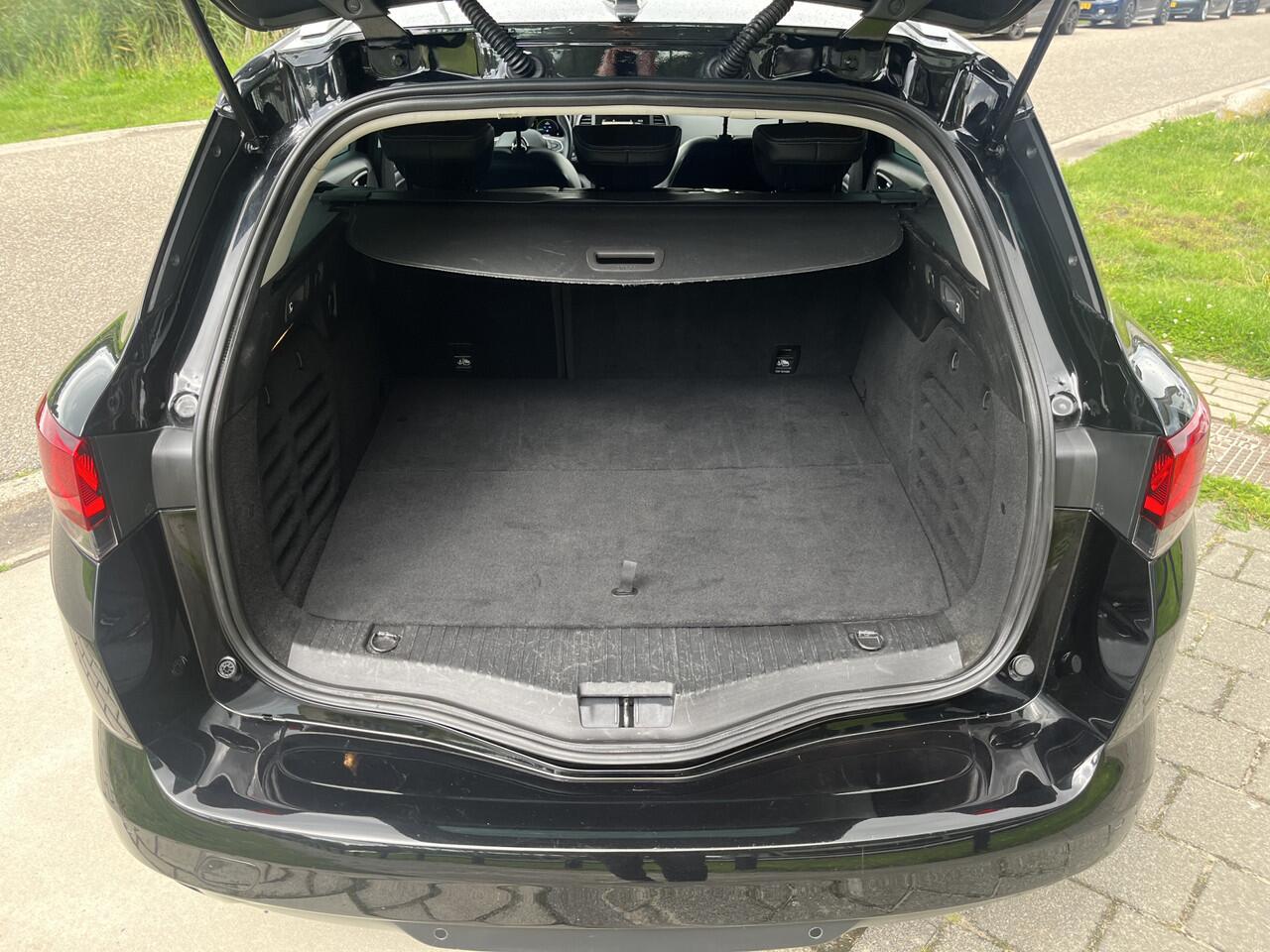 Renault MEGANE Estate 1.6 E-Tech Plug-In Hybrid 160 Intens / Automaat / Apple Carplay - Android Auto / Keyless / Stoelverw. / PDC V+A / 16'' LMV /