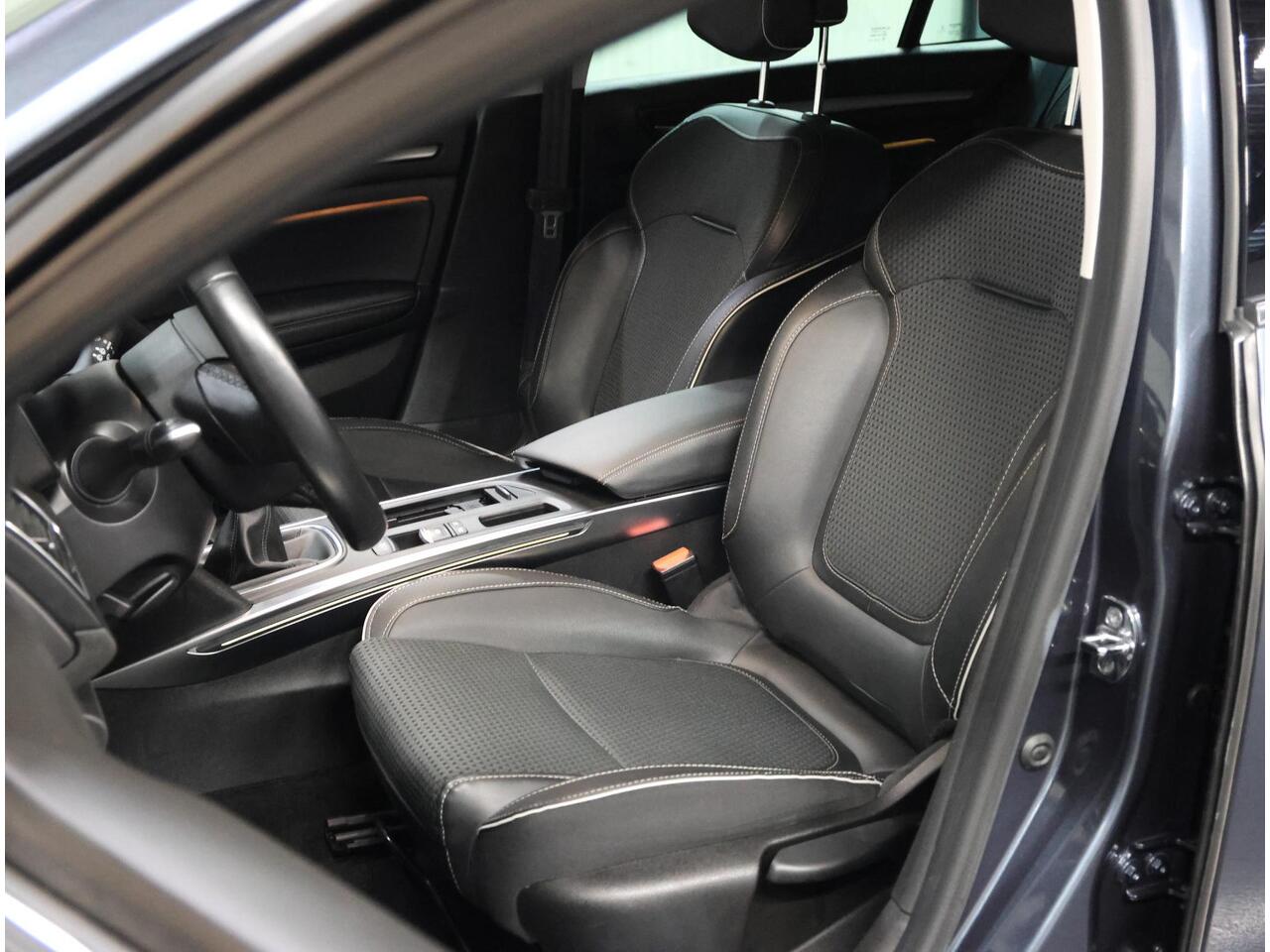 Renault MEGANE Estate TCe 140PK Bose | AppleCarPlay/AndroidAuto | Cruise Control | Climate Control | Navigatie | Parkeersensoren | Trekhaak | Isofix | Privacy Glass | BOSE SOUND |