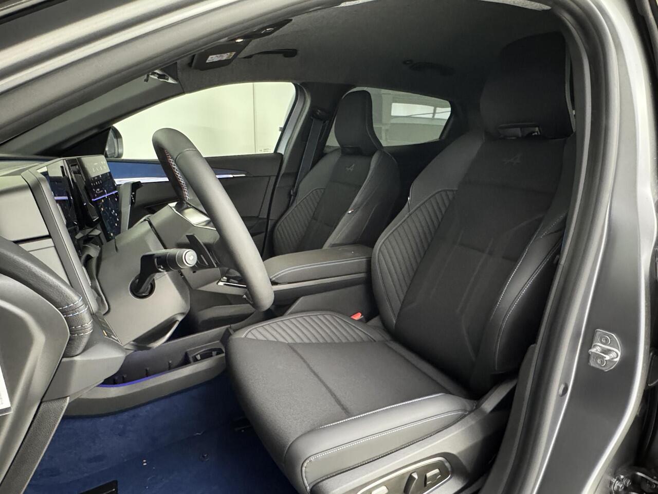 Renault MEGANE E-Tech Comfort Range Esprit Alpine 60 kWh | Demo | Warmtepomp | Harman / Kardon | Camera | Stoel + stuurverwarming |