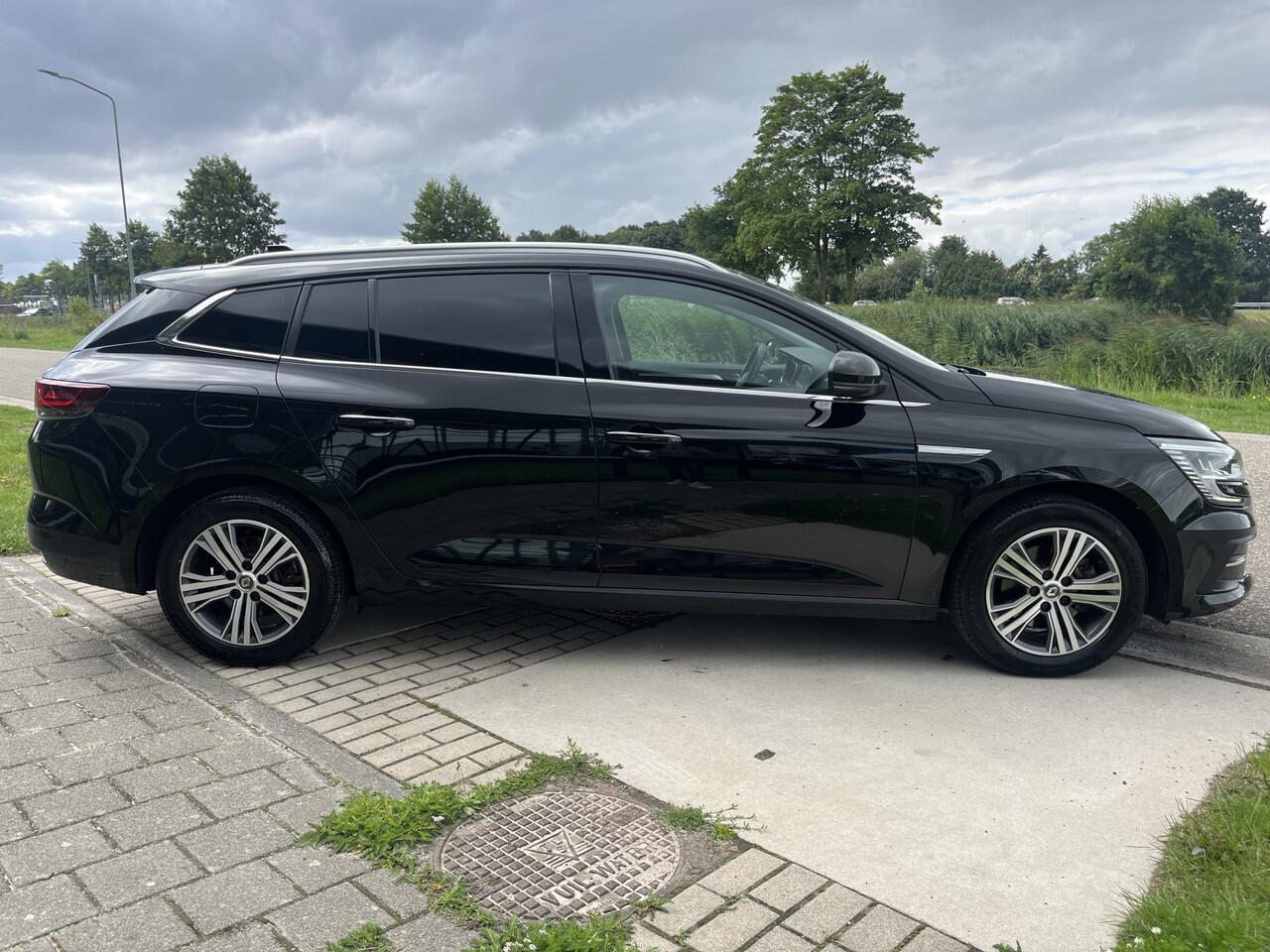 Renault MEGANE Estate 1.6 E-Tech Plug-In Hybrid 160 Intens / Automaat / Apple Carplay - Android Auto / Keyless / Stoelverw. / PDC V+A / 16'' LMV /