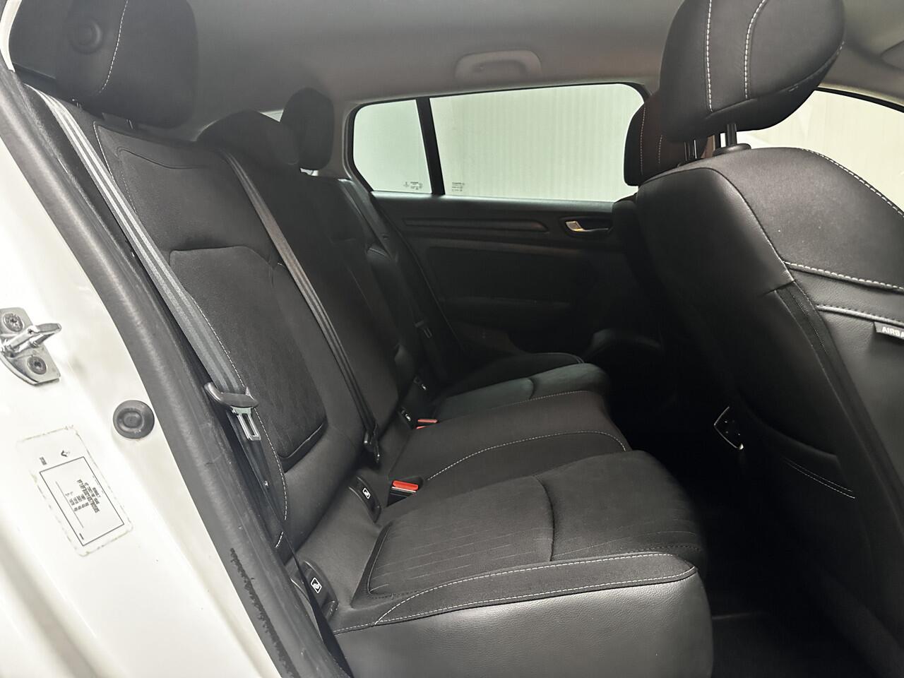 Renault MEGANE Estate 1.3 TCe Limited /Trekhaak! /Keyless /Apple + Android /DAB+! /Navi /Climat /Cruise /Elek. pakket /Bluetooth /Regensensor /16"LMV /Extra getint glas /PDC V+A /Mistlampen /Isofix /Armsteun.