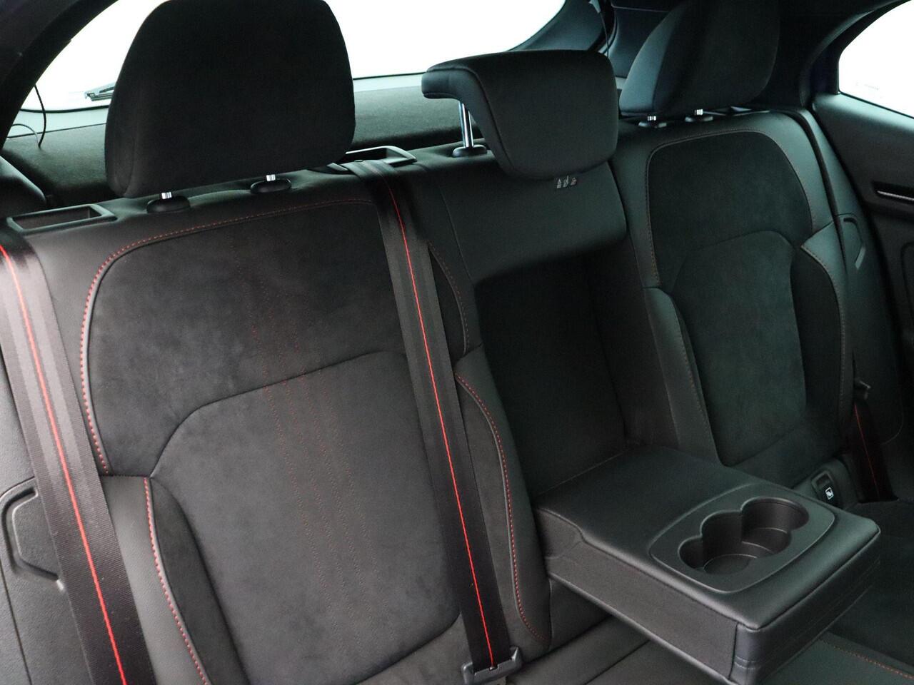 Renault MEGANE TCe 160pk R.S. Line | Head up display | Digitale cockpit | Parkeersensoren rondom | Trekhaak | Stoelverwarming |