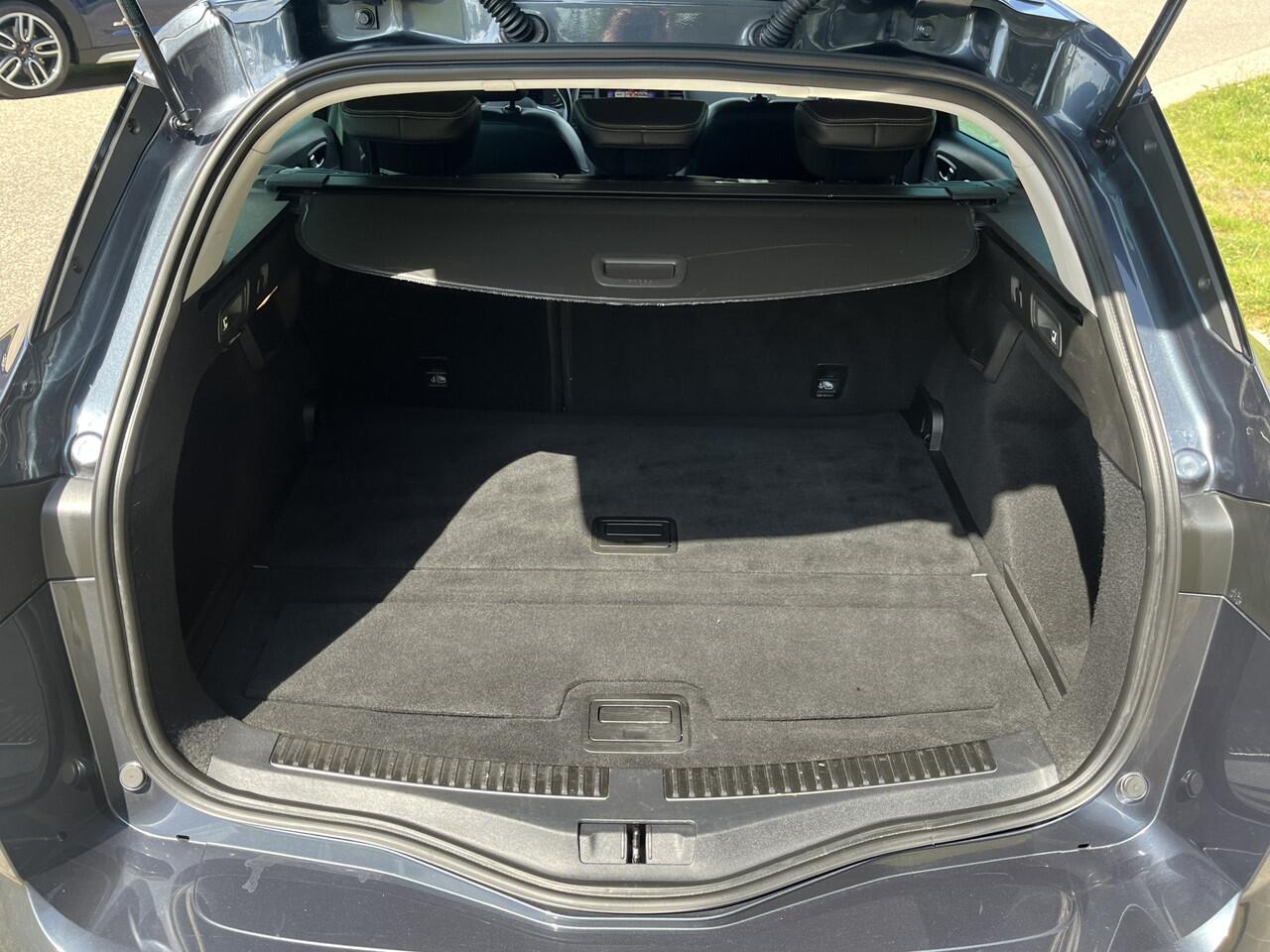 Renault MEGANE Estate 1.3 TCe Intens / Automaat / Trekhaak / Keyless / Cruise / Climate / Applecarplay - Androidauto /