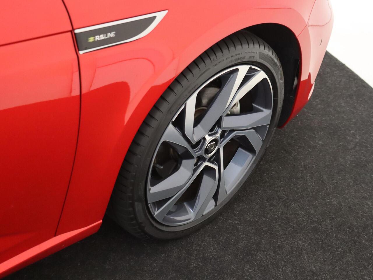 Renault MEGANE Estate 1.6 E-Tech Plug-In Hybrid 160 R.S. Line | AUTOMAAT |Panoramisch schuifkanteldak |Cruise & Climate Control |PDC voor & achter |Trekhaak |Bose Audio