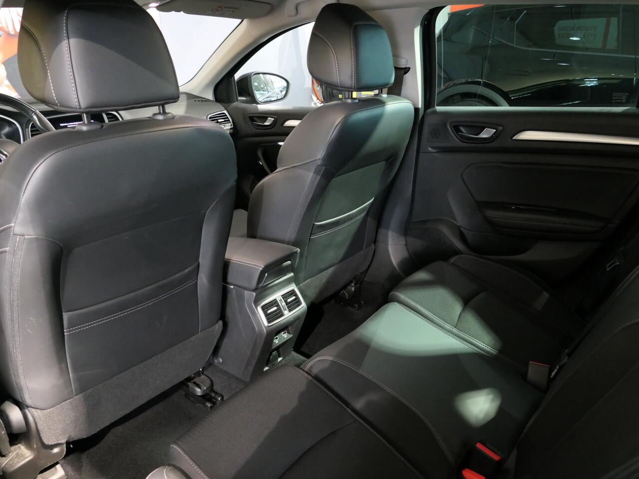 Renault MEGANE Estate 1.3 TCe Intens Dode hoek - Trekhaak - Headup display - Parkeerassistent