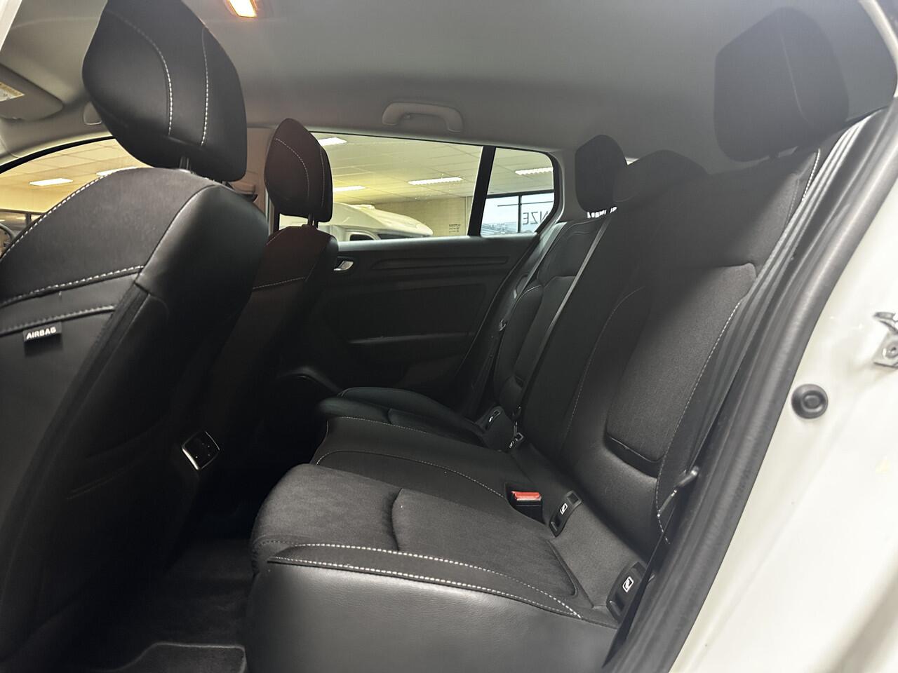 Renault MEGANE Estate 1.3 TCe Limited /Trekhaak! /Keyless /Apple + Android /DAB+! /Navi /Climat /Cruise /Elek. pakket /Bluetooth /Regensensor /16"LMV /Extra getint glas /PDC V+A /Mistlampen /Isofix /Armsteun.