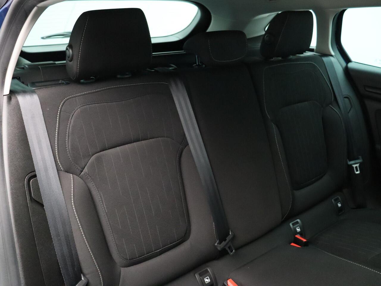 Renault MEGANE Estate TCe 140pk Limited | Stoelverwarming | 1700kg geremd | Dealer onderhouden | Navigatie |