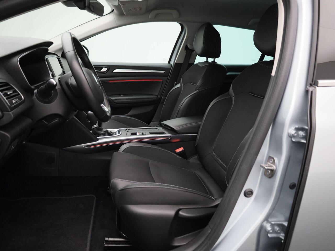 Renault MEGANE Estate TCe 140 EDC Automaat Techno | Climate Control | Apple Carplay & Android Auto | Navigatie | 17' Inch Lichtmetalen Velgen | Parkersensoren + Achteruitrijcamera |