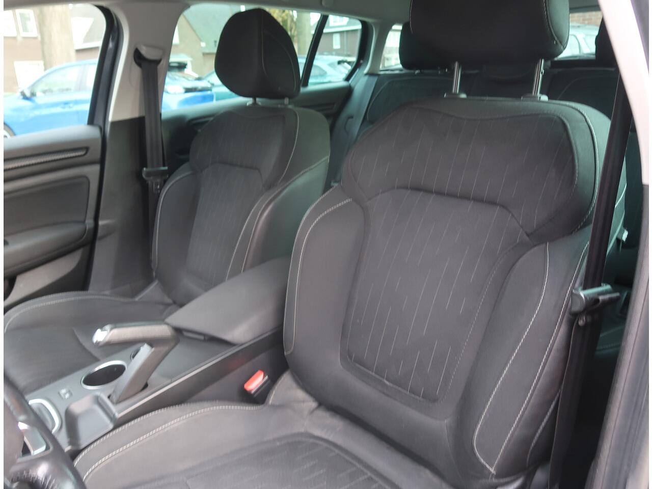 Renault MEGANE Estate 1.3 TCe Limited 115 Pk Benzine * Navigatie * Trekhaak * Vierseizoenenbanden * Climate & Cruise Control * Keyless Entry & Start * Vingerhoets; Vierde Generatie Eersteklas Service !