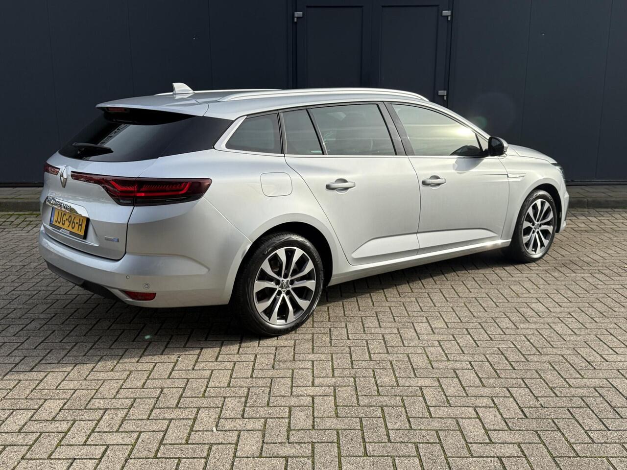 Renault MEGANE Estate 1.6 E-Tech Plug-In Hybrid 160 Techno / Dealer onderhouden / EAER 51 km / Navigatie / HUD / Stuur- en stoelverwarming / Apple Carplay Android / 17" LM wielen / Camera / Parkeerassistent /