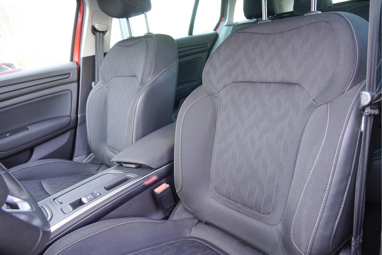 Renault MEGANE Estate 1.5 Blue dCi Limited BJ2019 Lmv 16" | Led | Pdc | Navi | Keyless entry | Trekhaak | Climate control | Cruise control | Extra getint glas