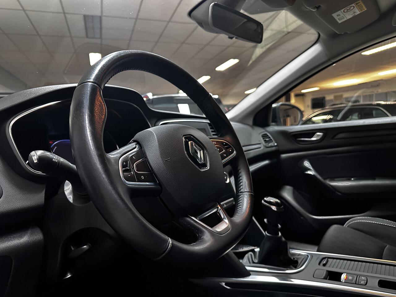 Renault MEGANE Estate 1.3 TCe Limited /Trekhaak! /Keyless /Apple + Android /DAB+! /Navi /Climat /Cruise /Elek. pakket /Bluetooth /Regensensor /16"LMV /Extra getint glas /PDC V+A /Mistlampen /Isofix /Armsteun.