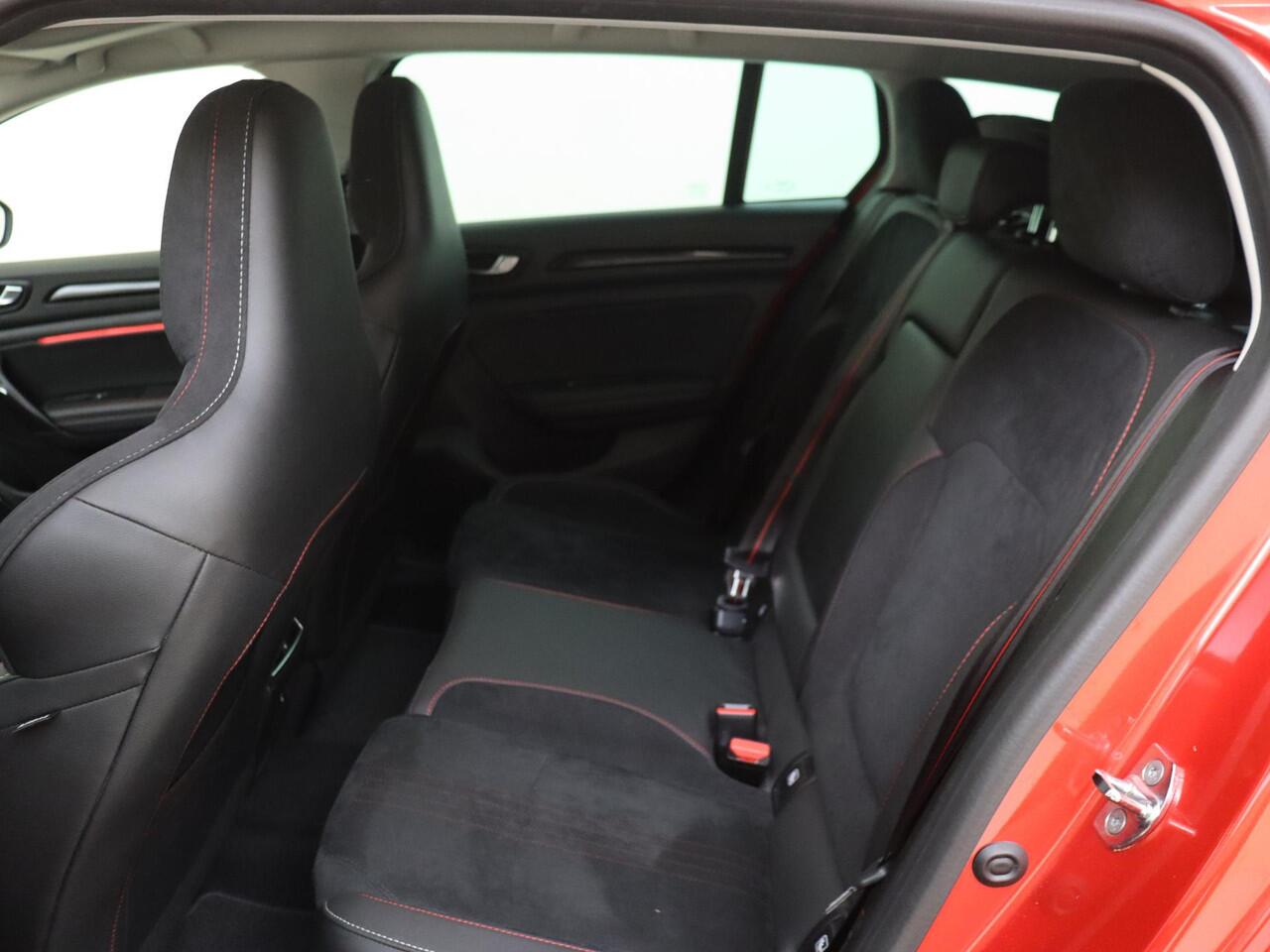 Renault MEGANE Estate 1.6 E-Tech Plug-In Hybrid 160 R.S. Line | AUTOMAAT |Panoramisch schuifkanteldak |Cruise & Climate Control |PDC voor & achter |Trekhaak |Bose Audio