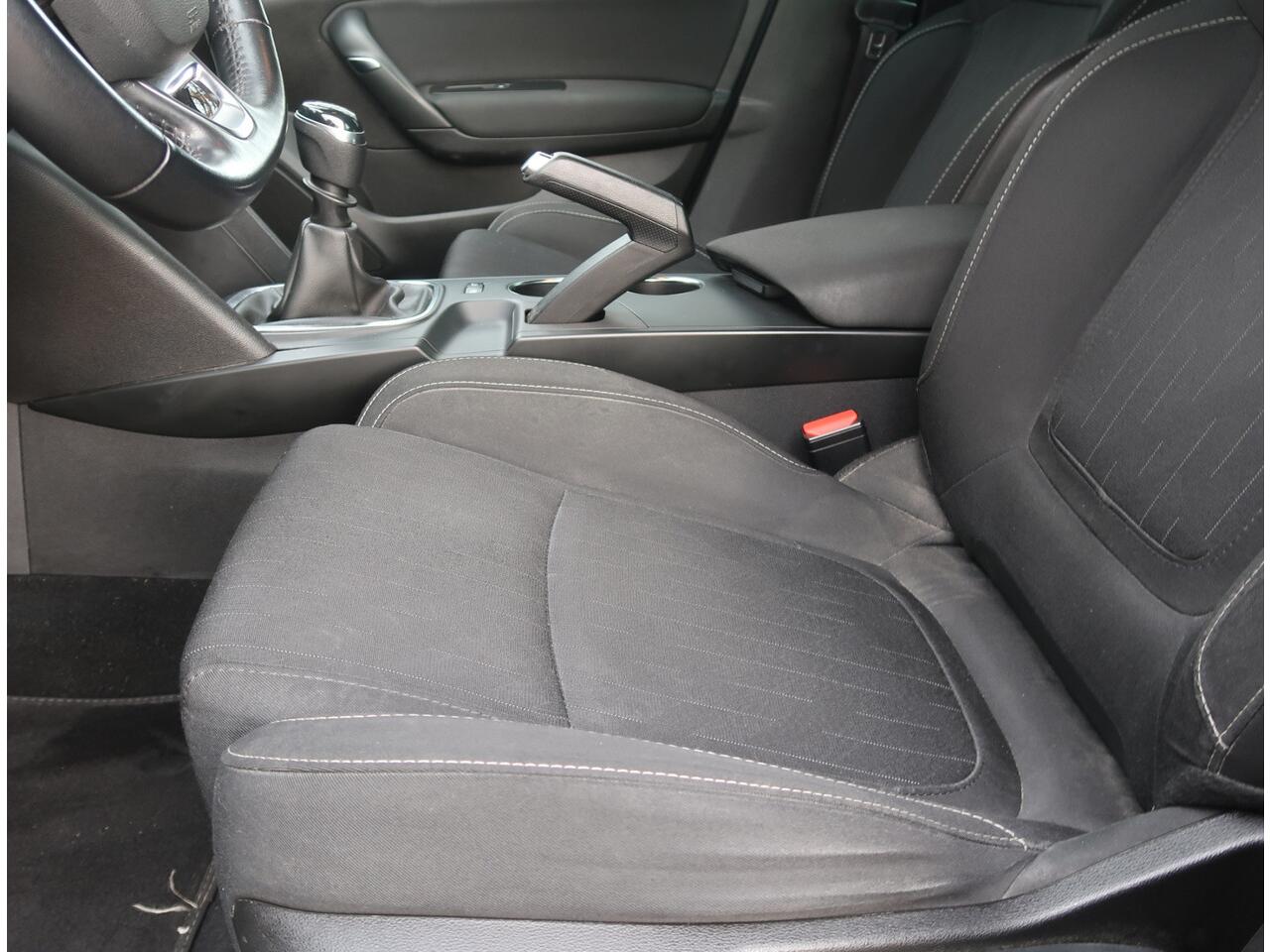 Renault MEGANE Estate 1.3 TCe Limited 115 Pk Benzine * Navigatie * Trekhaak * Vierseizoenenbanden * Climate & Cruise Control * Keyless Entry & Start * Vingerhoets; Vierde Generatie Eersteklas Service !