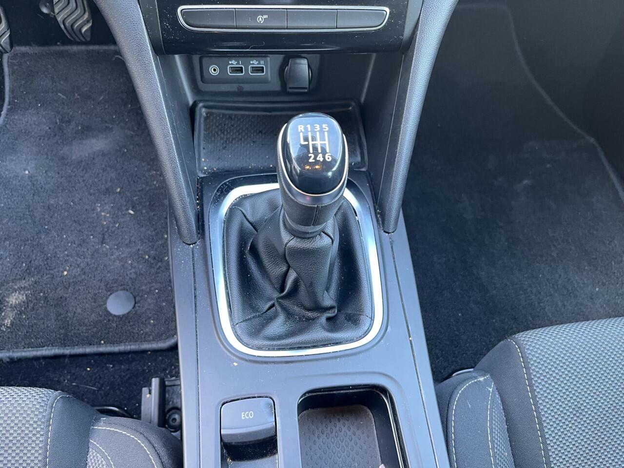 Renault MEGANE Estate 1.3 TCe 140 Equilibre Led / Clima / LMV 50%deal 8475,- ACTIE