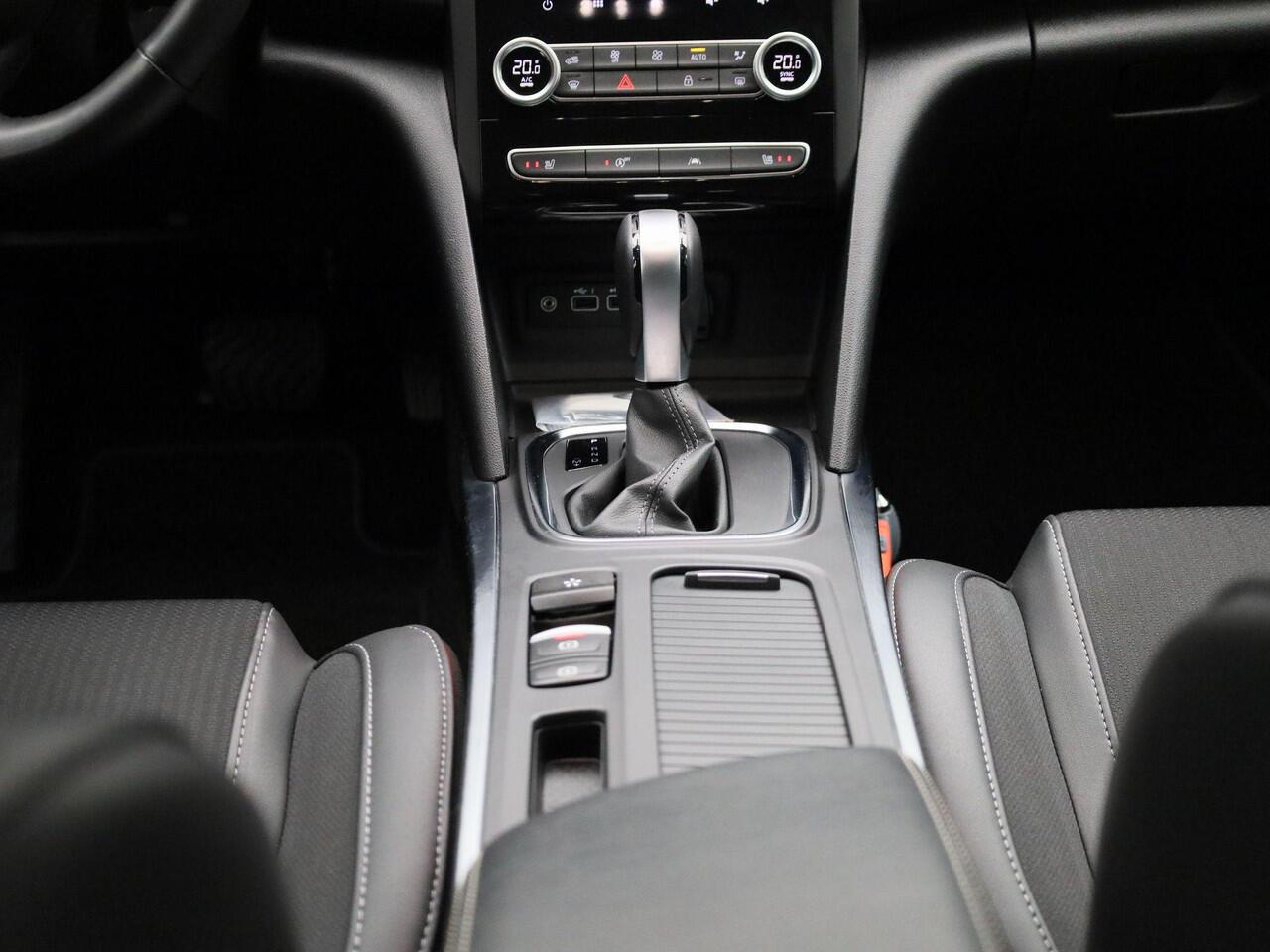 Renault MEGANE Estate TCe 140 EDC Automaat Techno | Climate Control | Apple Carplay & Android Auto | Navigatie | 17' Inch Lichtmetalen Velgen | Parkersensoren + Achteruitrijcamera |