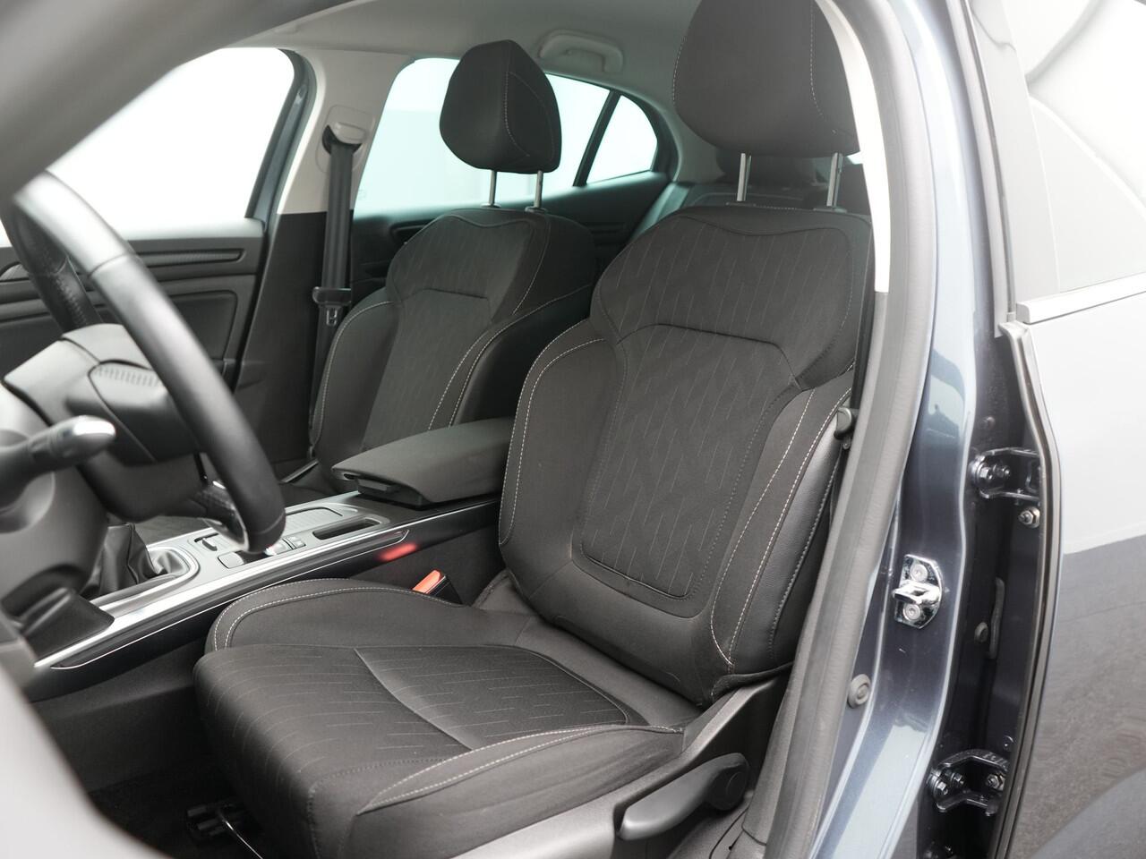 Renault MEGANE TCe 115 Limited - Occasional Lease vanaf ¤674 p/m - RIJKLAARPRIJS - All Seasonbanden - Cruise Control - Trekhaak