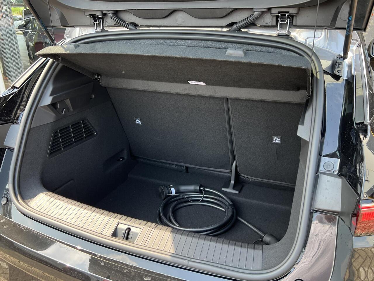 Renault MEGANE E-Tech comfort range iconic 60 kWh | Direct leverbaar | 360 graden camera | Stoel & stuur verwarming | Cruise adaptief | Harman & Kardon |