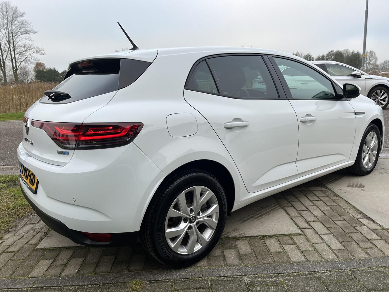Renault MEGANE 1.6 E-Tech Plug-In Hybrid 160 PK / Automaat / Apple Carplay - Android Auto / Camera / Keyless / Climate / 16'' LMV /