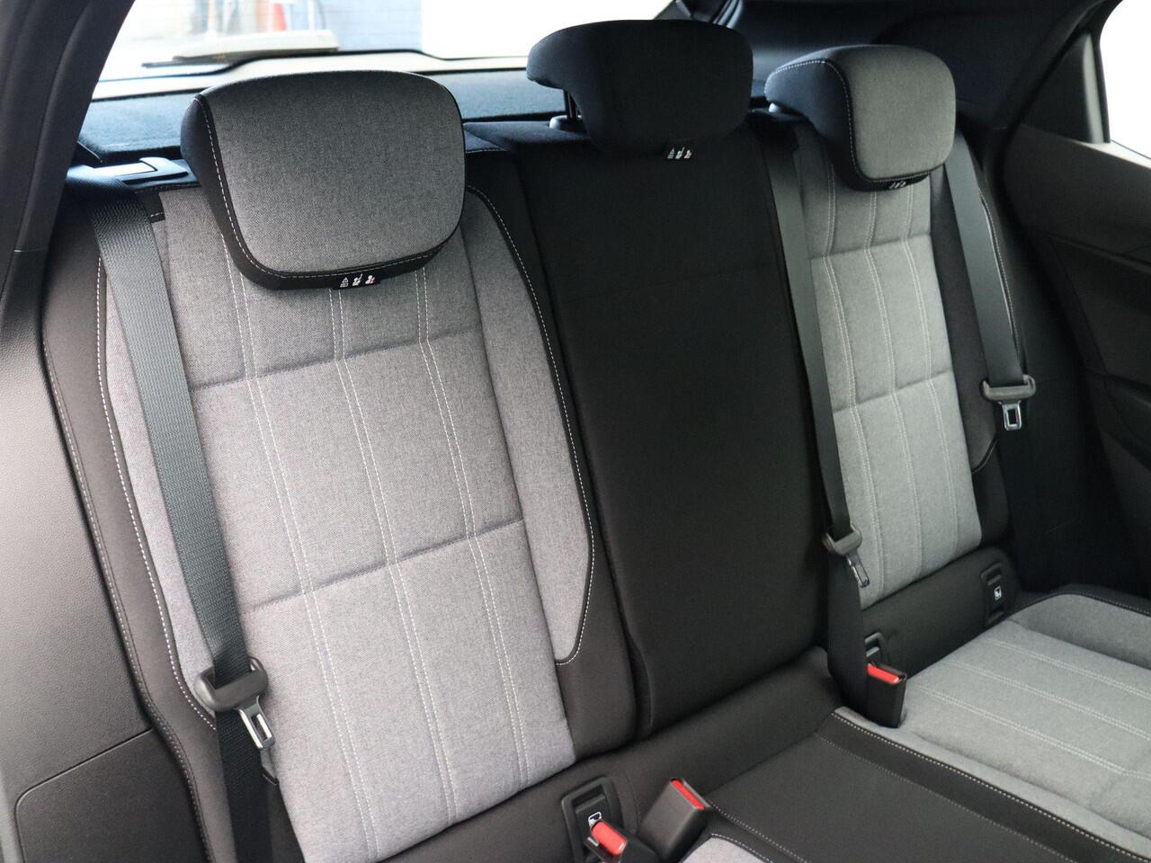 Renault MEGANE E-Tech comfort range Evolution 130pk 60 kWh | Navigatie | Stoel- en stuurwielverwarming | Parkeersensoren rondom |